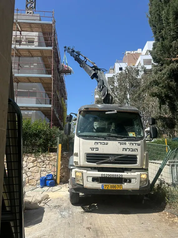מנוף בעבודה בין בנייני מגורים
